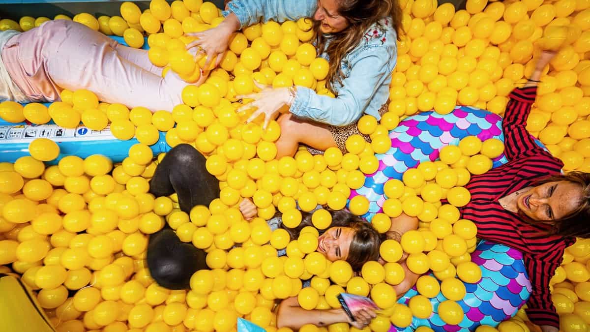 3-vrouwen-in-een-ballenbak-met-gele-ballen-Tychos-Eye-Photography