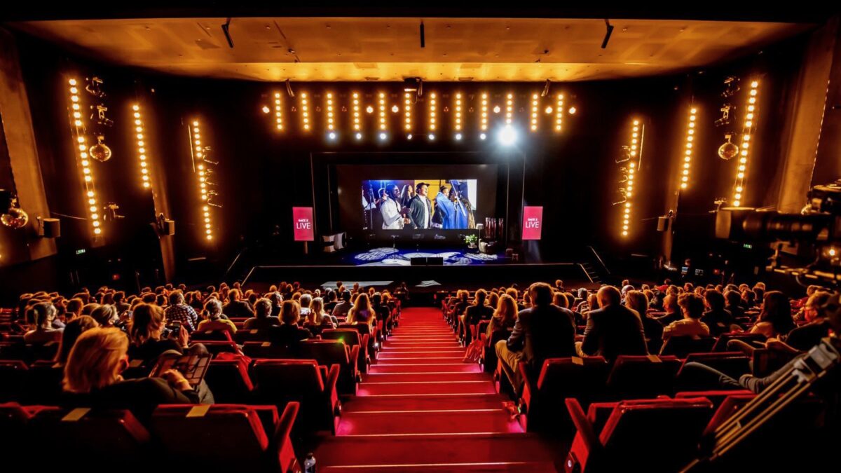 Back 2 Live congres in Beatrix Theater met 500 mensen in publiek