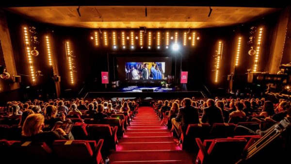 Back 2 Live congres in Beatrix Theater met 500 mensen in publiek