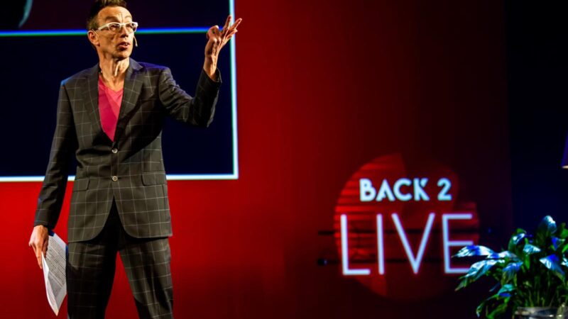 Dolf Jansen tijdens Back 2 Live congres
