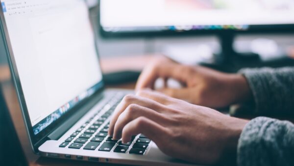 Iemand achter een laptop - artikel over tips voor een goede website