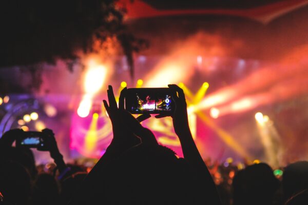 Iemand die een foto maakt tijdens een concert