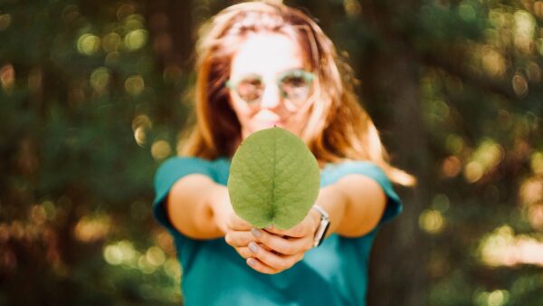 Jong iemand met groen blad