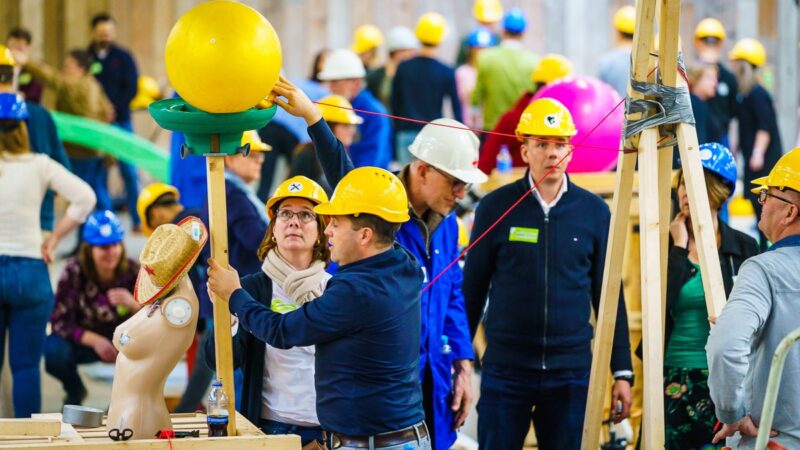 Medewerkers testen reactie