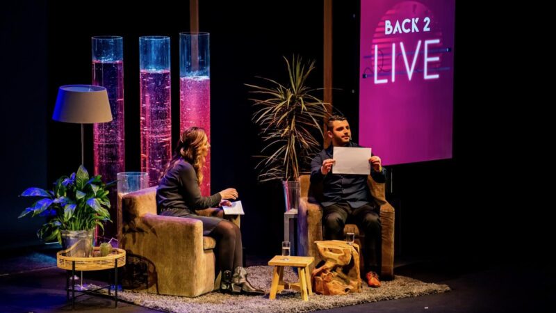 Pauline (presentatrice) en Sako Gatsjatrjan tijdens gesprek bij Back 2 Live