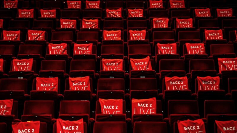 Tasjes van Back 2 Live in een leeg Beatrix Theater