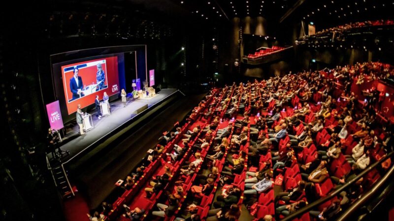 Vol Beatrix Theater met sprekers op podium tijdens Back 2 Live congres