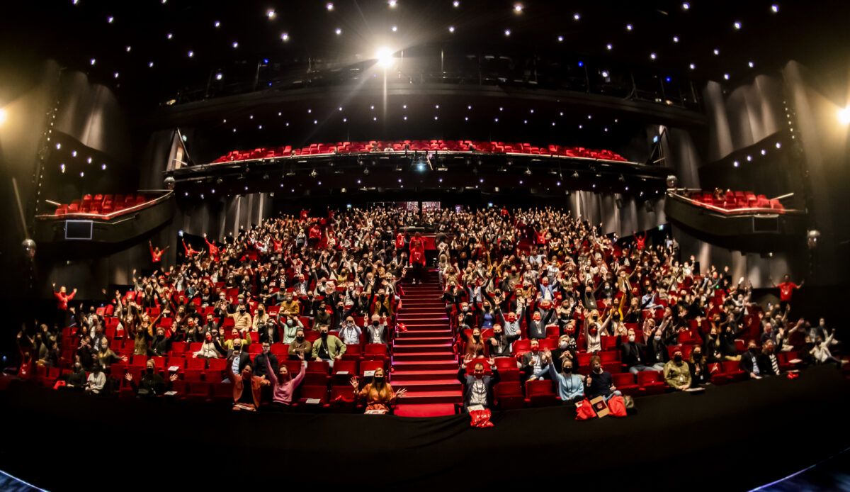 Volle zaal met publiek in Beatrix Theater tijdens testevent van Back 2 Live
