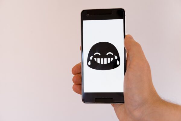 markus-winkler-telefoon met lachende smiley erop