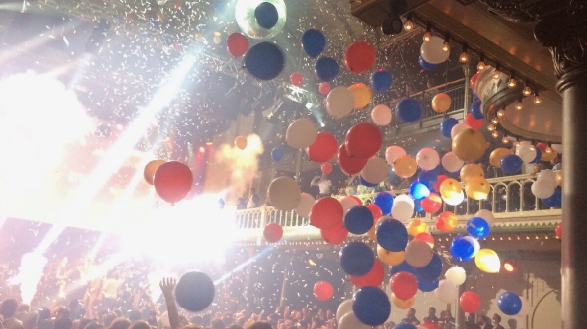 Ballonnen die naar beneden komen tijdens feest