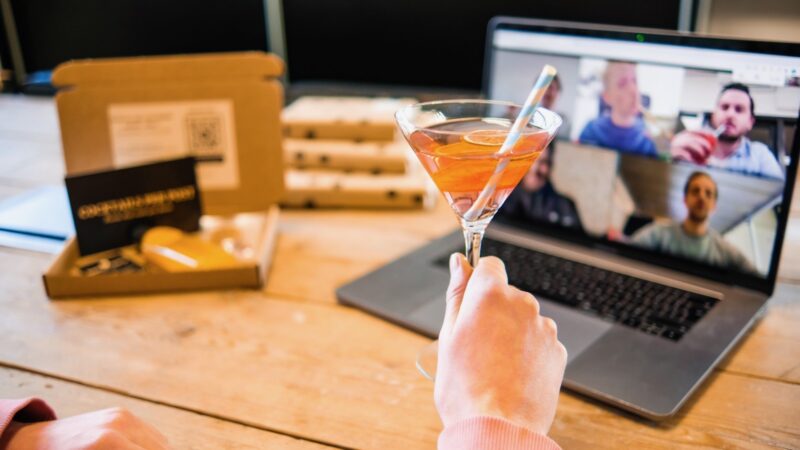 Cocktailworkshop B11 en Bar Company achter laptop