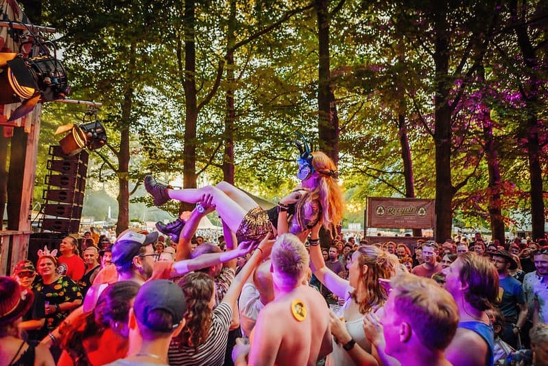 Festival Manana Manana vrouw die crowdsurft bij het festival