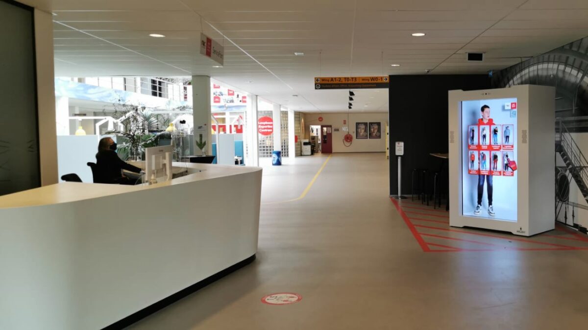 HereWeHolo hologram in een gang van een gebouw