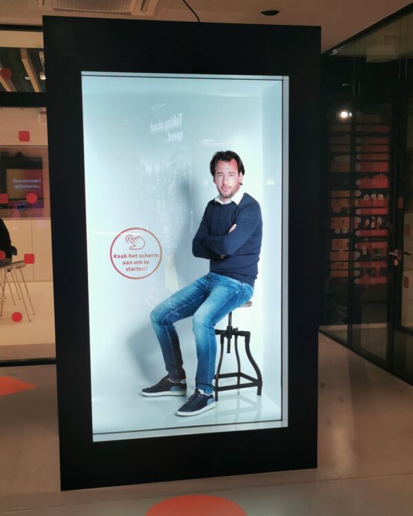 HereWeHolo hologram van man op kruk