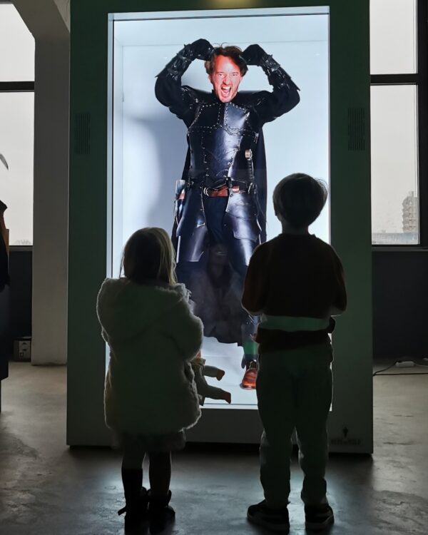 HereWeHolo hologram van ridder waar twee kinderen naar staan te kijken