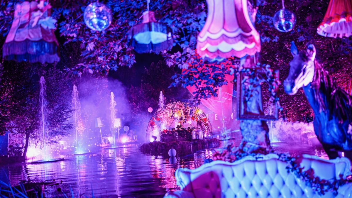 ID&T online event Mysteryland dj booth op het water
