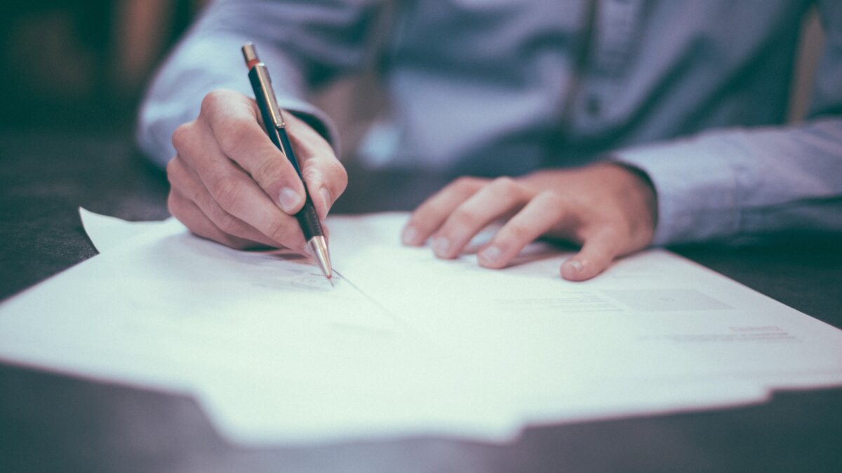 Man die een document ondertekent Juridisch advies events