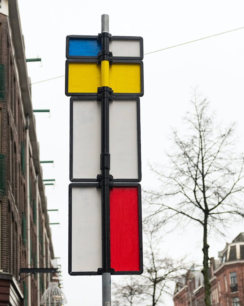 Achterkant van een verkeersbord met de kleuren van mondriaan