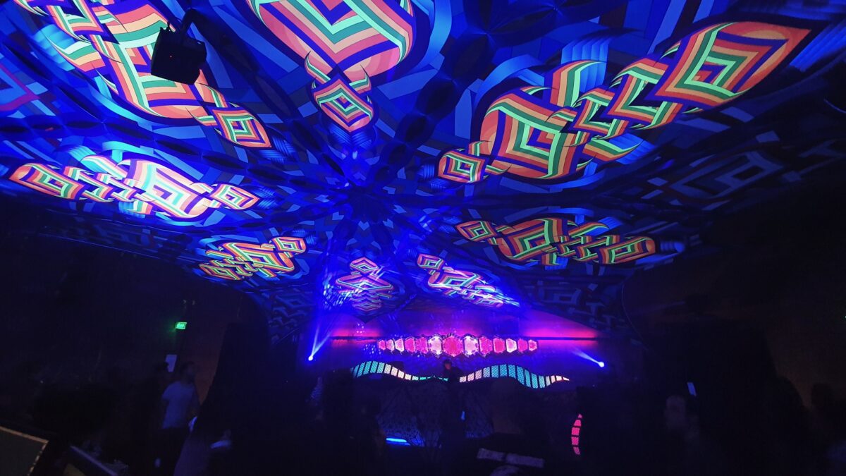 Centipede Productions maakt reusachtige psytrance-doeken voor waanzinnig kleurrijke decoratie voor jouw event