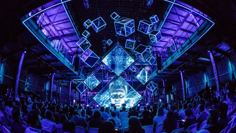 Click 2018 - Plugged Live Shows lichtgevende cubussen in de lucht tijdens event