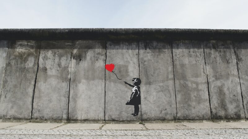 Graffiti van Banksky met meisje met rode hartballon kunst