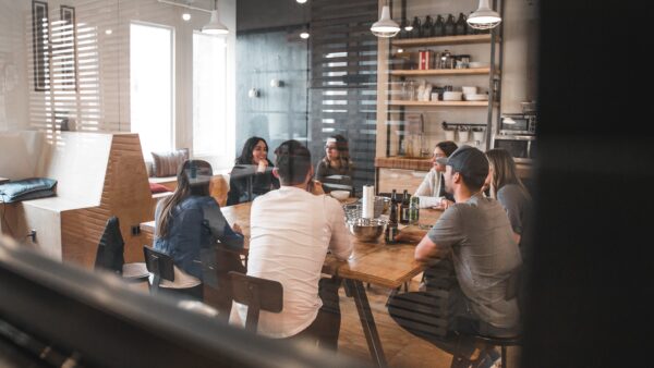 Het nieuwe werken borrel op kantoor aan de keukentafel