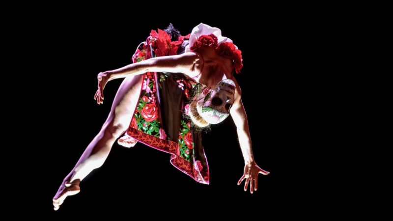 James Bond Heineken - Plugged Live Shows ballerina gesminkt in de lucht