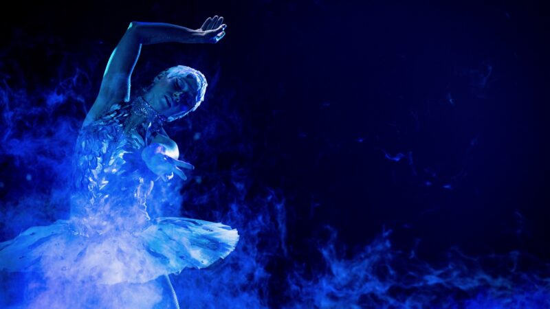 KLM 100 Years - Plugged Live Shows ballerina in blauw licht