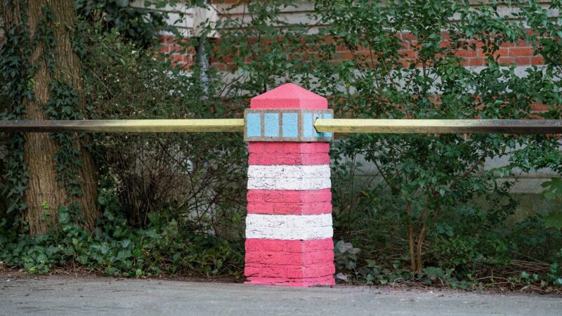 Kunst op straat - Stenen paaltje omgetoverd met verf tot vuurtoren