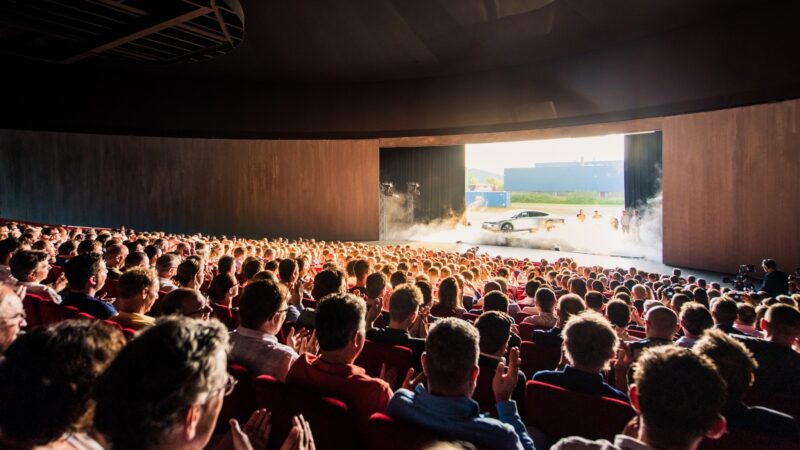 Lightyear one reveal - Plugged Live Shows presentatie auto in grote zaal met publiek