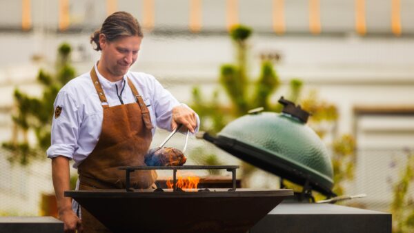 Postillion Amsterdam kok achter de bbq
