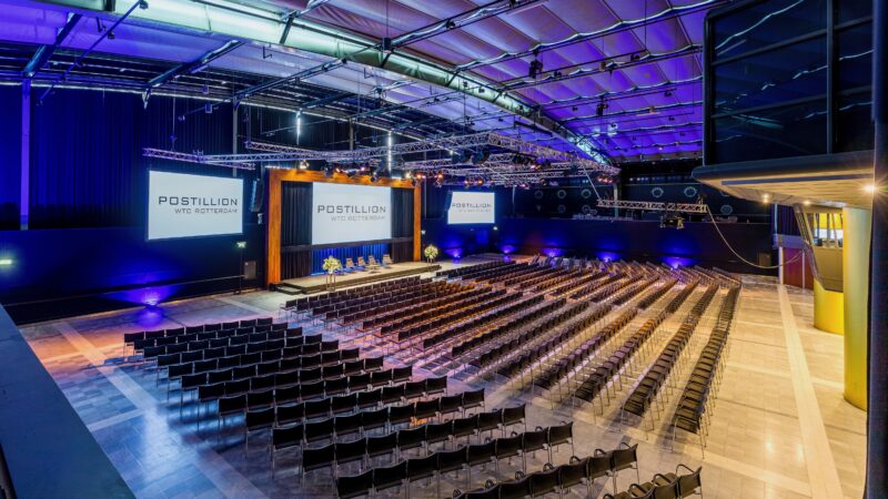 Postillion Hotel & Convention Centre WTC Rotterdam grote zaal voor event met podium