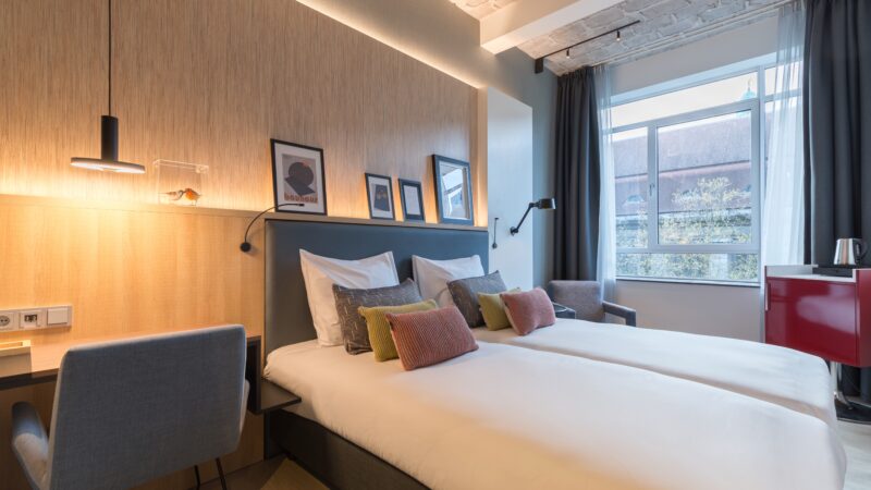Postillion Rotterdam bed en bureau