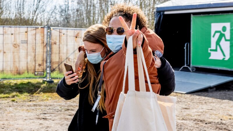 Resultaten Fieldlab testevents twee vrouwen voor nooduitgang tijdens pilotevent