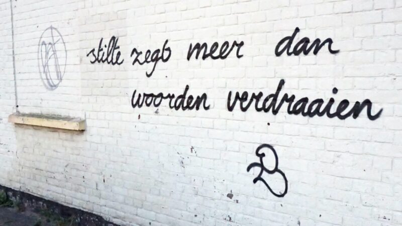 Stilte zegt meer dan woorden verdraaien kunstwerk op de muur