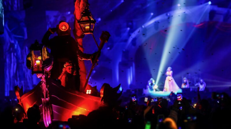 Theatre of Imagination (BAM 2017) - Plugged Live Shows bootje verlicht in het publiek tijdens show