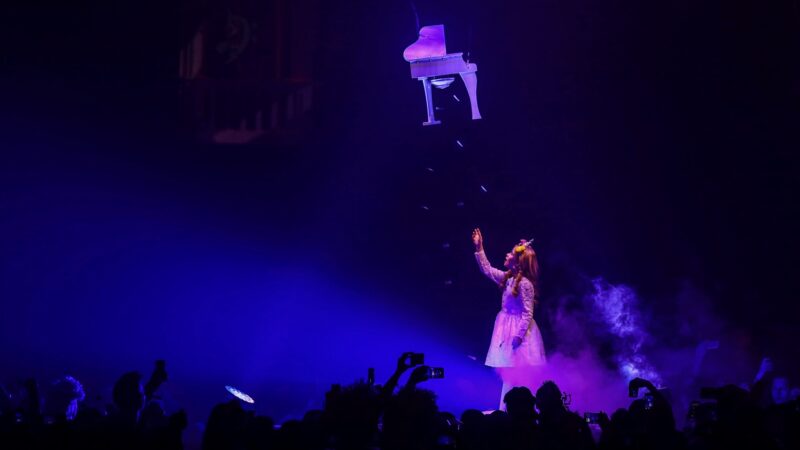 Theatre of Imagination (BAM 2017) - Plugged Live Shows piano die uit de lucht komt naar een meisje op de grond