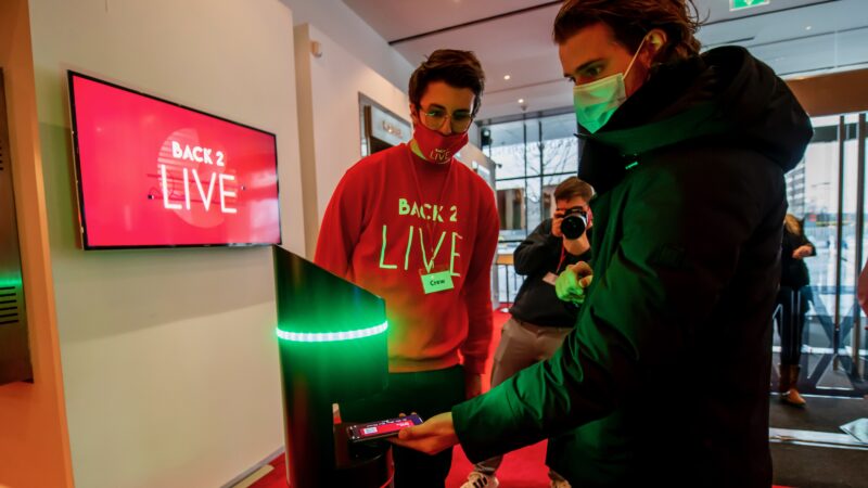 Toegangscontrole door scanner bij back to live testevent (foto-Nico Alsemgeest)