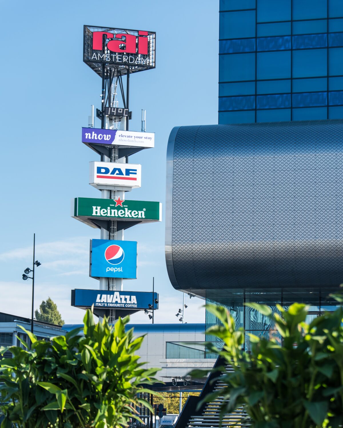 Bas Dalm - Toren voor RAI Amsterdam met reclameborden erop