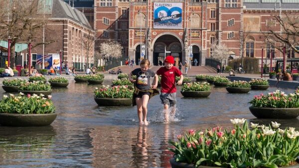 Tulpen-voor-het-rijksmuseum-in-Amsterdam-in-een-vijver-met-kinderen