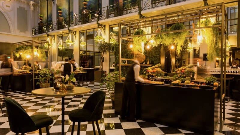 Van-der-Maarel-Eventstyling-Krasnapolsky-buffetten-met-zitjes-800x450