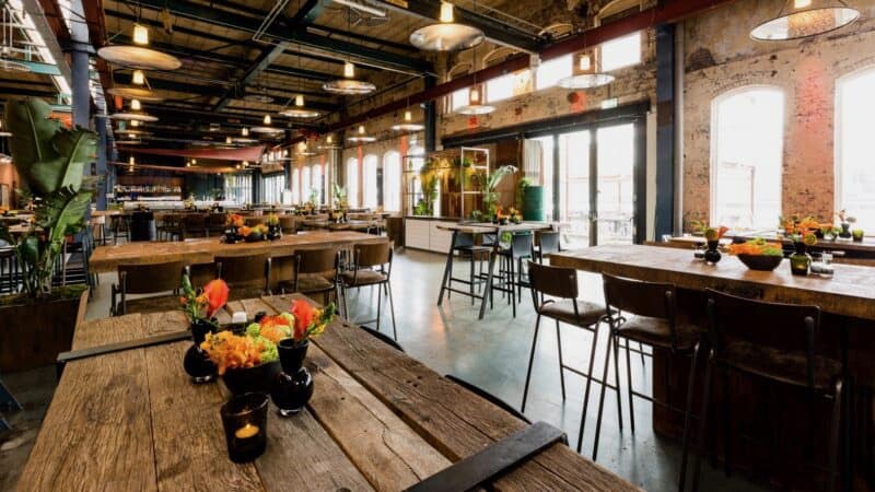 Van-der-Maarel-Eventstyling-Maritime-Diner-Stork-houten-8-persoonstafels-800x450