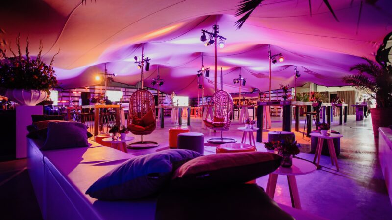Van der Maarel Eventstyling - roze uitlichting zithoek onder stretchtent