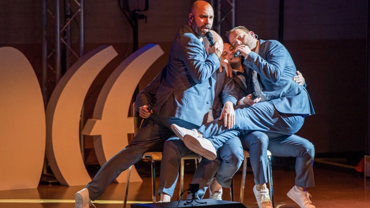 Walkappella 4 mannen die bij elkaar op schoot zitten tijdens een a cappella concert - Foto-Davide Buso