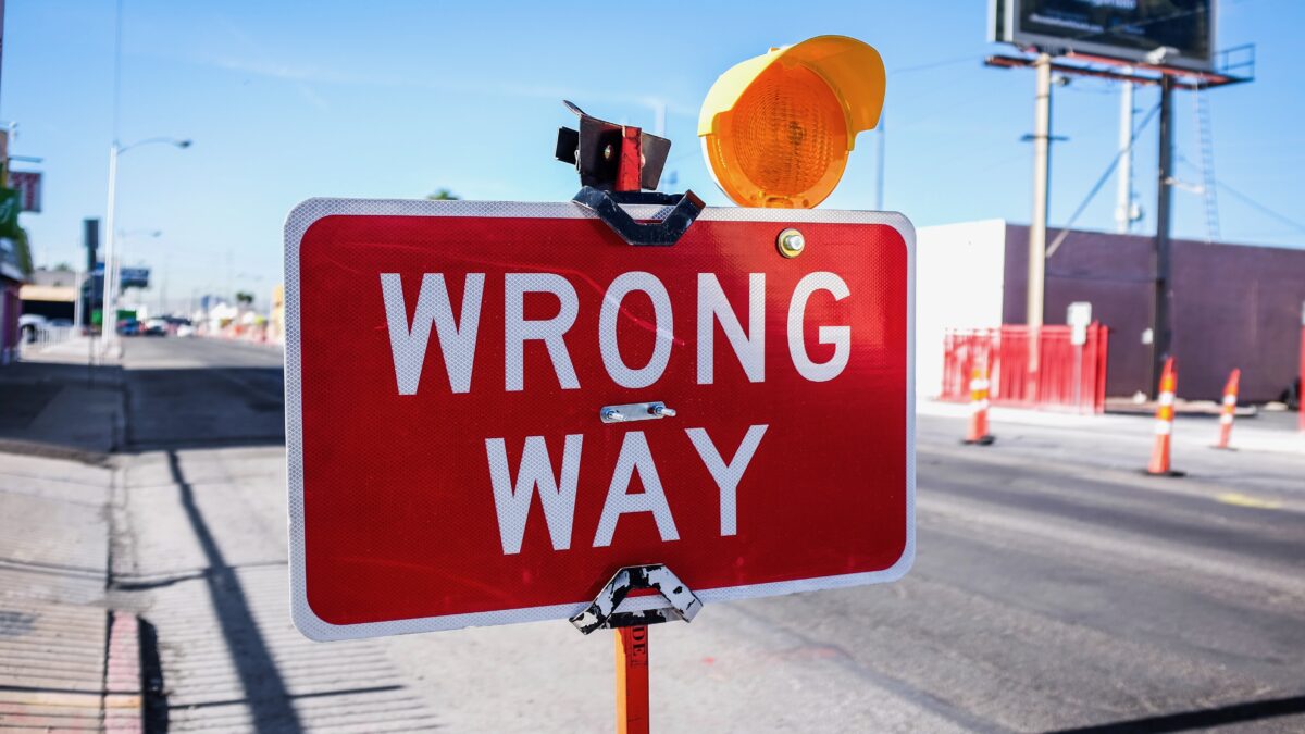 verkeersbord wrong way langs de weg