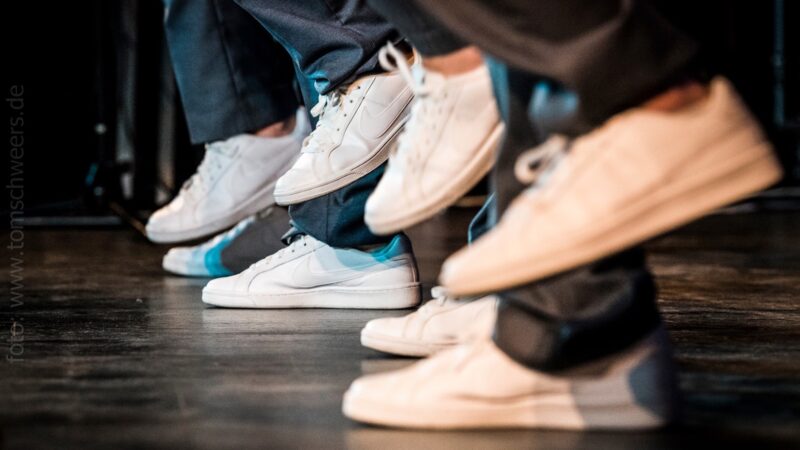 walkappella a cappella entertainment witte sneakers - Photo by Tom Schweers
