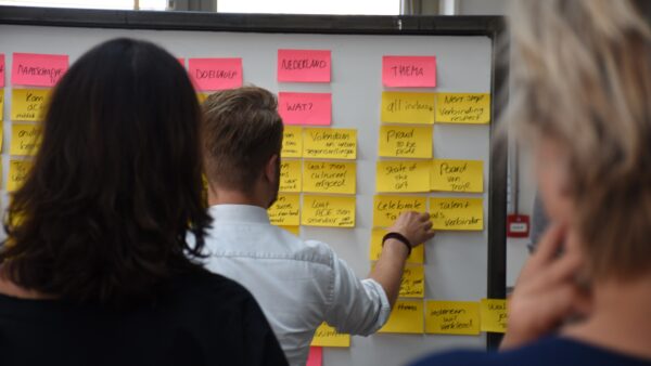 Bord met post its met concept ideeen voor Songfestival - Fronteer