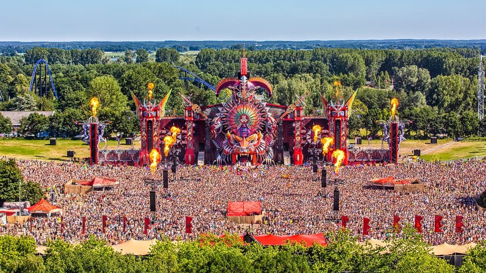 Defqon 1 festival met duizenden mensen voor rood gekleurd podium
