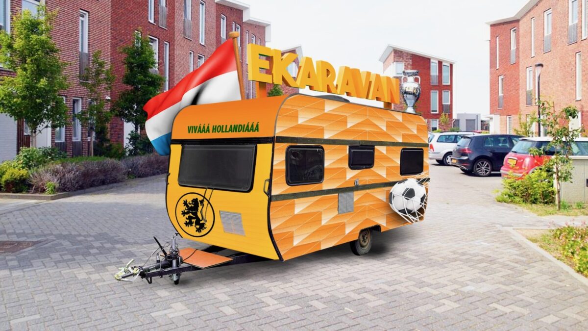 EKaravan Camperbaas - Oranje caravan ingericht voor EK