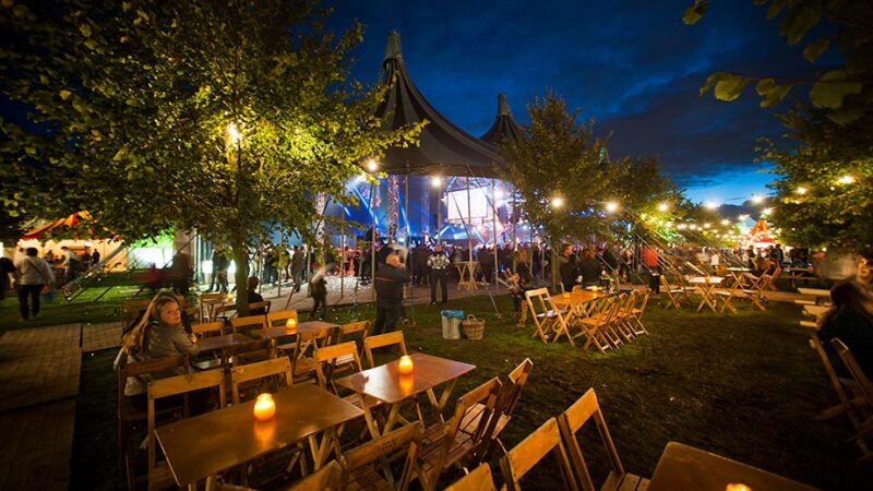 Event met feest in grote tent en houten zitjes - EventZ